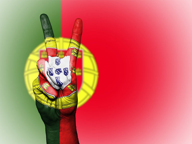 Mãos símbolo de vitória com bandeira de Portugal