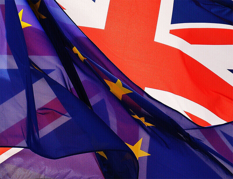 Bandeira do Reino Unido junto com bandeira da Europa