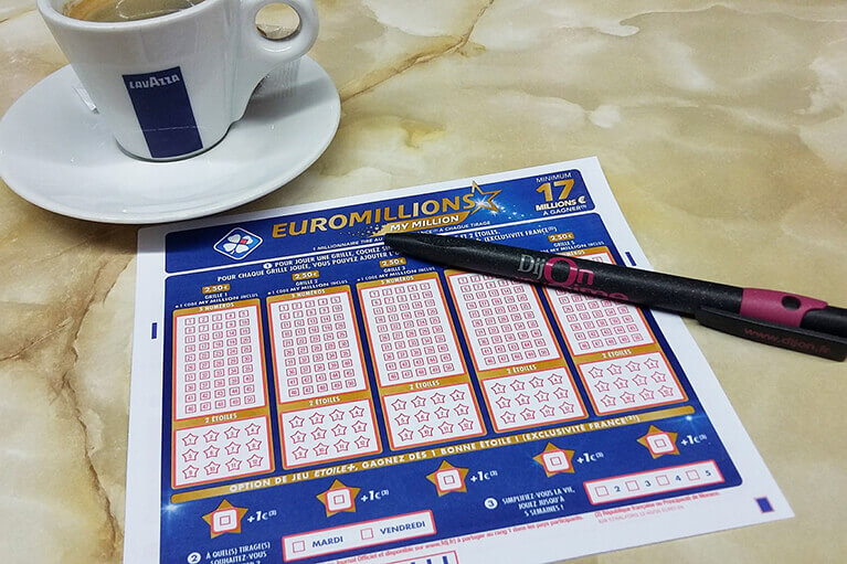 Boletim de apostas da lotaria EuroMillions na mesa do café