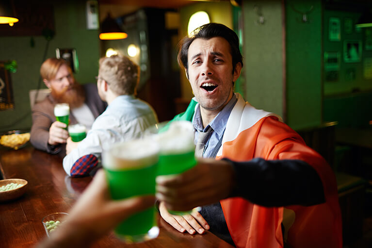 Irlandês a festejar em pub