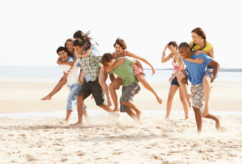 Grupo de amigos a festejar na praia